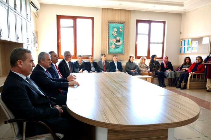 konya-valisi-akindan-meram-niyaz-usta-ilkokuluna-ziyaret