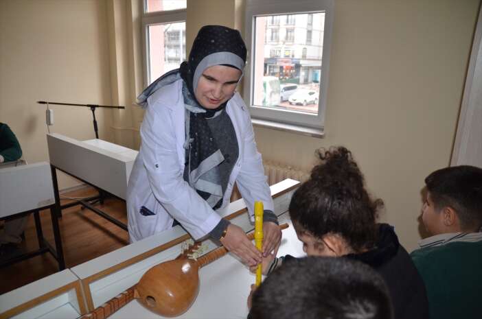 mukaddes-ogretmen-karanligini-konyada-notalarla-aydinlatti