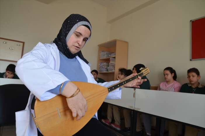 mukaddes-ogretmen-karanligini-konyada-notalarla-aydinlatti