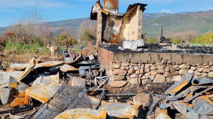 tabancasini-almak-icin-girdigi-evde-yanan-emekli-polis-hayatini-kaybetti