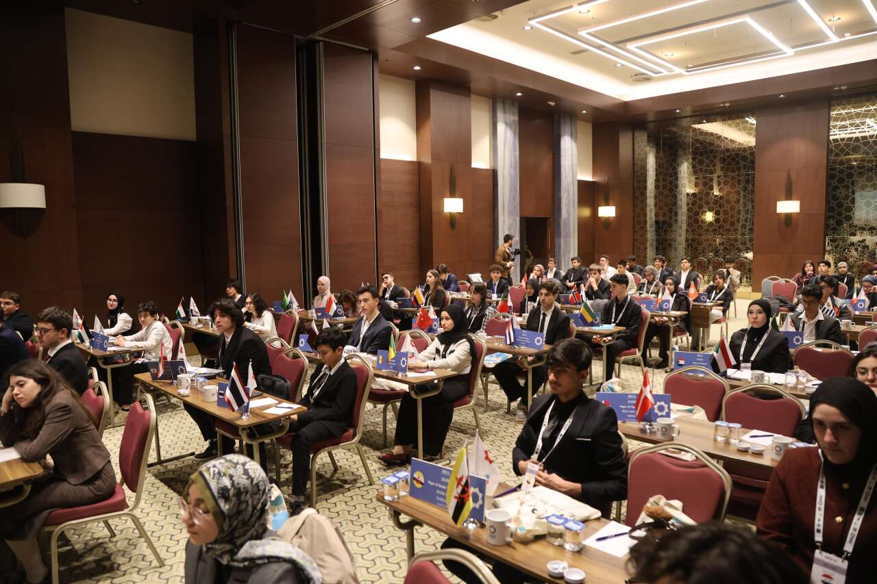 baskan-altay-uluslararasi-konferansta-ogrencilere-seslendi