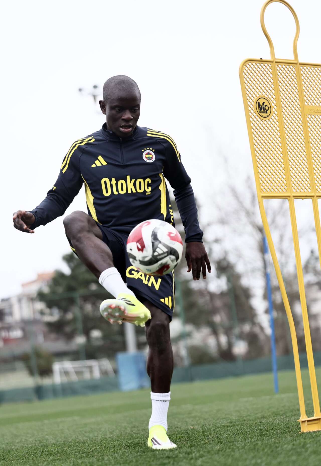 fenerbahcenin-yeni-transfer-ngolo-kante-ilk-antrenmanina-cikti