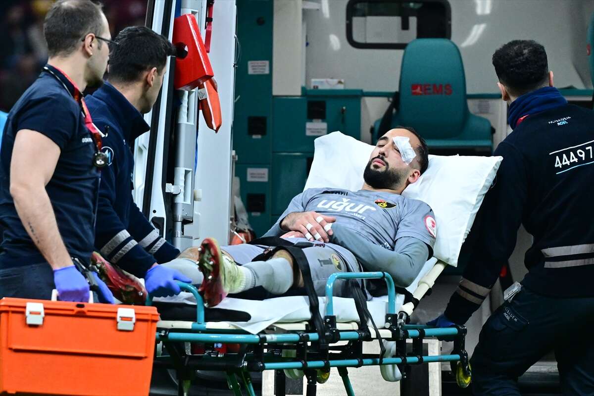 galatasaray-macinda-korkutan-anlar-ambulansla-hastaneye-kaldirildi