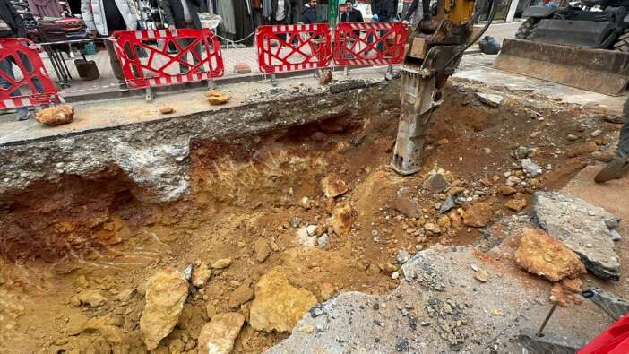 is-makinesiyle-kazi-yapan-operator-cikanlari-gorunce-telefona-sarildi