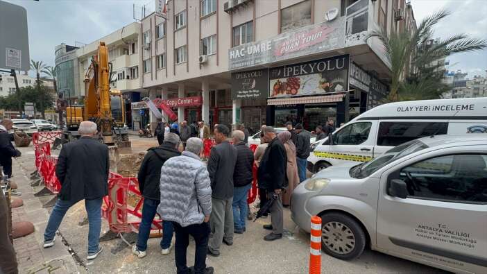 is-makinesiyle-kazi-yapan-operator-cikanlari-gorunce-telefona-sarildi