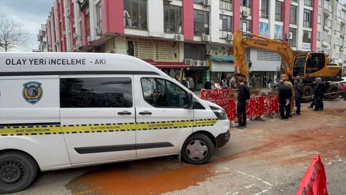 is-makinesiyle-kazi-yapan-operator-cikanlari-gorunce-telefona-sarildi