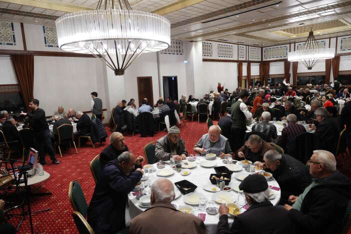 konya-buyuksehir-huzurevi-sakinlerine-sofrasini-acti