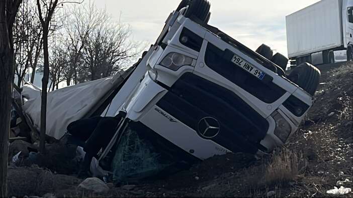 konyada-tir-sarampole-devrildi