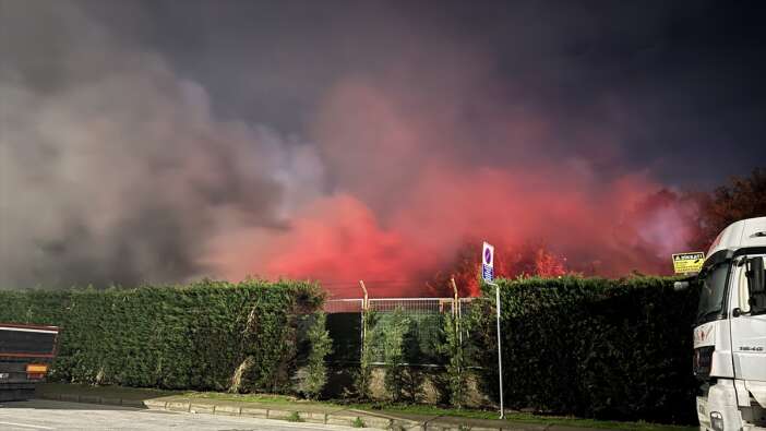 tekstil-fabrikasinda-yangin-panigi-cok-sayida-ekip-sevk-edildi