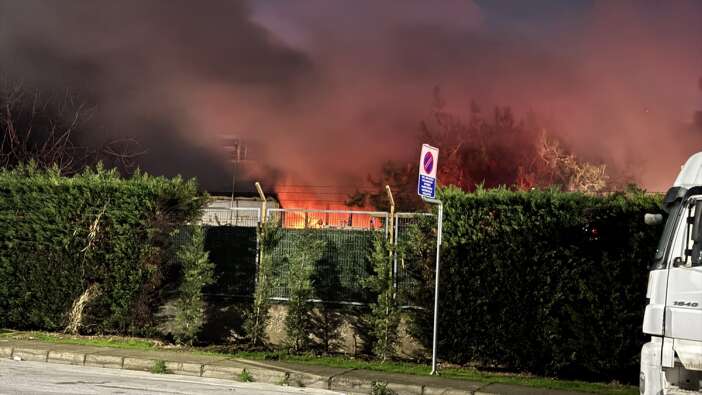 tekstil-fabrikasinda-yangin-panigi-cok-sayida-ekip-sevk-edildi