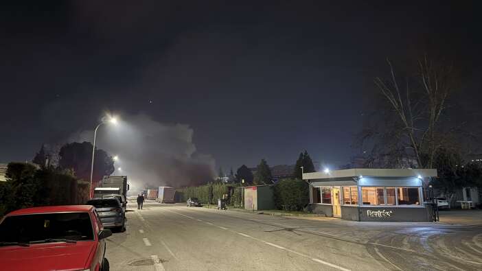 tekstil-fabrikasinda-yangin-panigi-cok-sayida-ekip-sevk-edildi