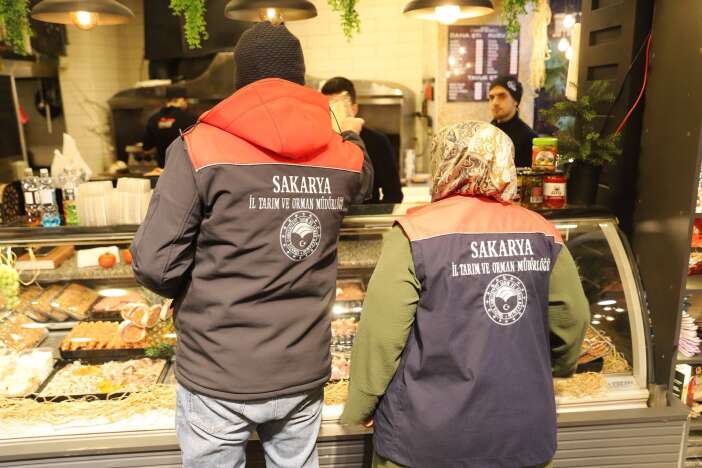 vatandasa-at-ve-esek-eti-yedirilen-sehirde-il-muduru-gece-denetime-cikti