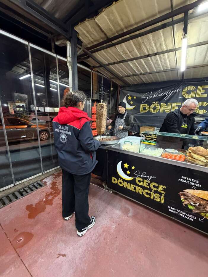 vatandasa-at-ve-esek-eti-yedirilen-sehirde-il-muduru-gece-denetime-cikti