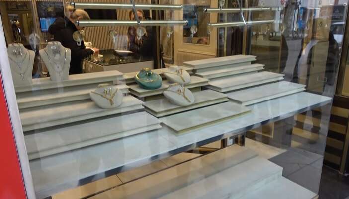 90-saniyelik-film-gibi-soygun-1-bucuk-kilo-altin-caldilar