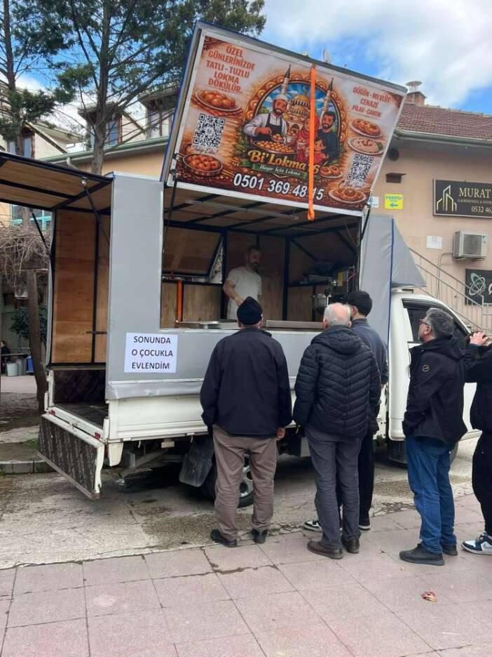 bir-ilce-bu-kadini-konusuyor-lokma-dagitti-astigi-yaziyi-gorenin-meraki-artti