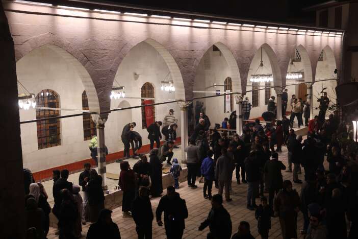 depremle-yerle-bir-olan-cami-konyanin-emegiyle-yeniden-hayat-buldu