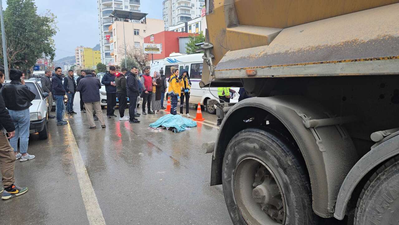 esinin-yatalak-kaldigi-yolda-tirin-carptigi-ahmet-karaca-hayatini-kaybetti