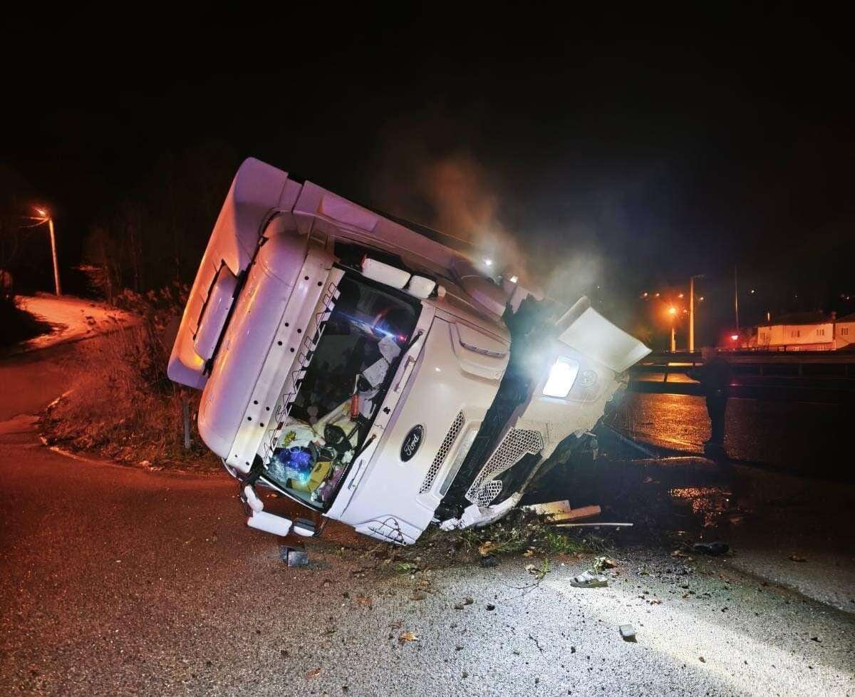 feci-kaza-direksiyon-hakimiyetini-kaybeden-tir-kanala-savruldu