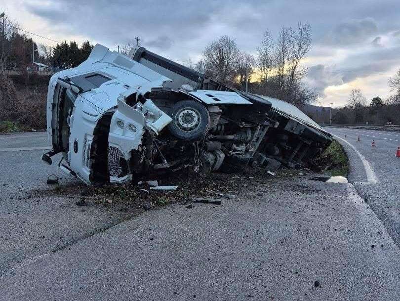 feci-kaza-direksiyon-hakimiyetini-kaybeden-tir-kanala-savruldu