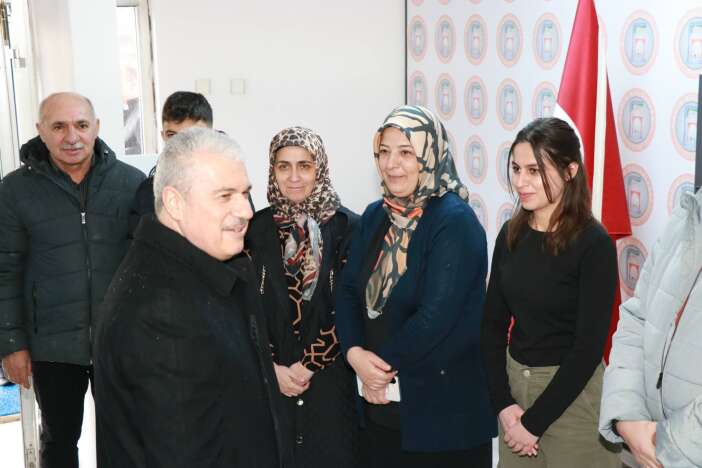 konya-valisi-akin-ahlat-ekmegi-sofrasina-oturdu