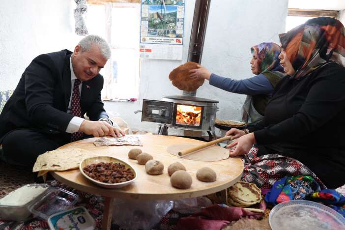 konya-valisi-akin-ahlat-ekmegi-sofrasina-oturdu