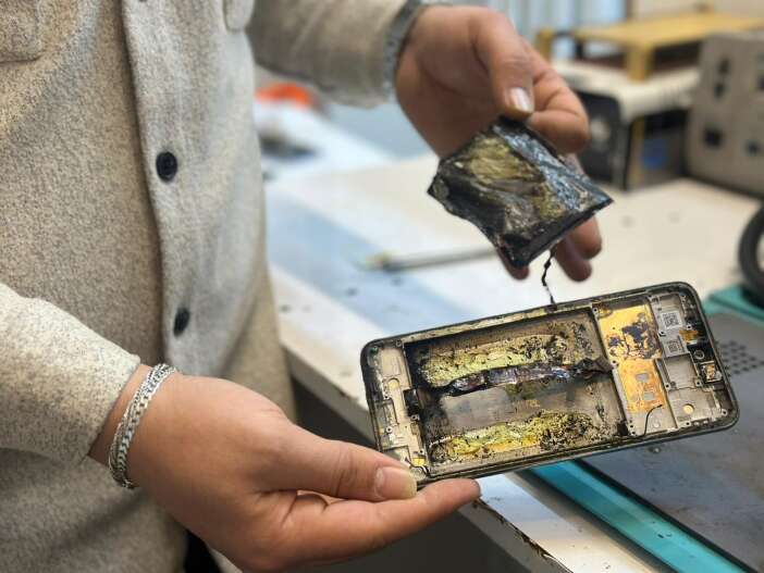 konyada-tamire-getirilen-telefon-bomba-gibi-patladi