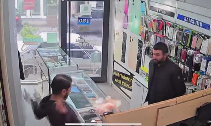 konyada-tamire-getirilen-telefon-bomba-gibi-patladi