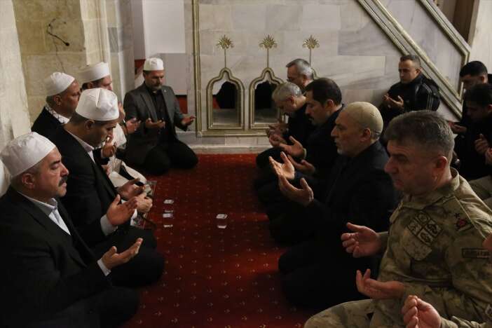 konyanin-ayaga-kaldirdigi-camide-depremin-yil-donumu-dualarla-anildi