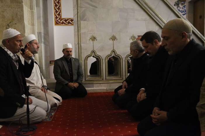 konyanin-ayaga-kaldirdigi-camide-depremin-yil-donumu-dualarla-anildi