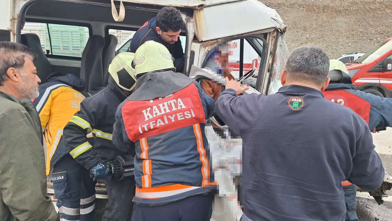 tirla-minibus-carpisti-cok-sayida-yarali-var