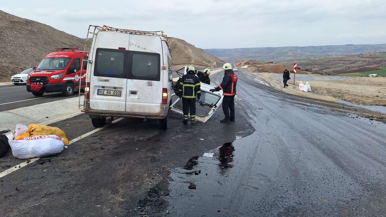 tirla-minibus-carpisti-cok-sayida-yarali-var