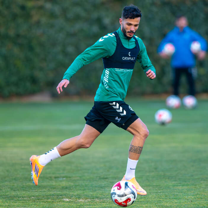 yeni-transfer-diogo-goncalves-de-yesil-beyazlilarla-ilk-calismasini-yapti