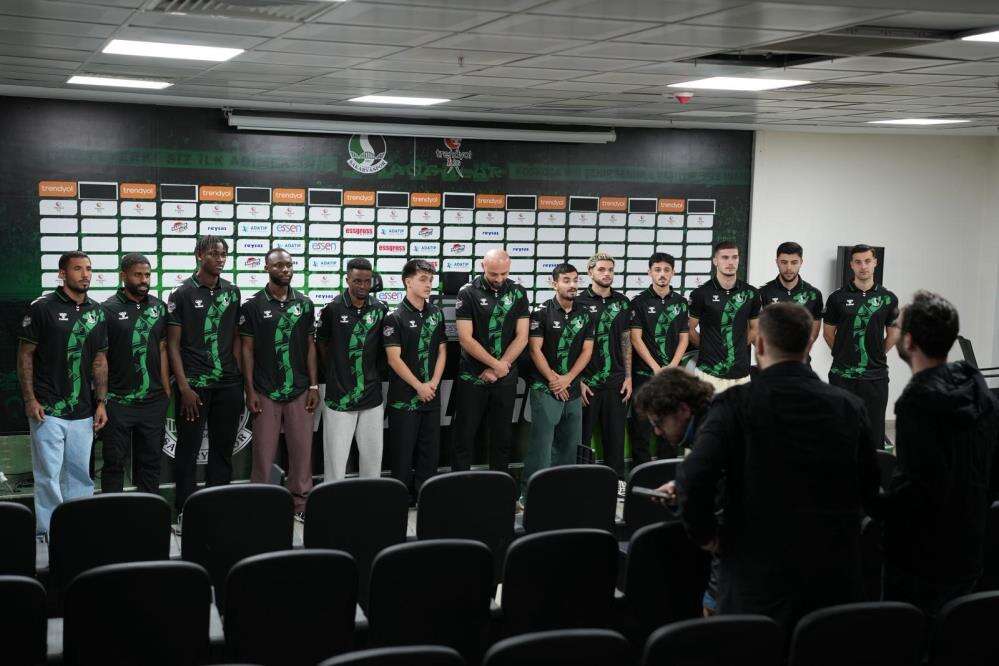 biri-konyaspordan-giden-13-isim-ayni-anda-ayni-takima-imza-atti