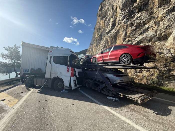 biri-luks-otomobil-yuklu-2-tir-kafa-kafaya-carpisti-yol-kapandi
