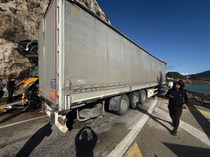 biri-luks-otomobil-yuklu-2-tir-kafa-kafaya-carpisti-yol-kapandi