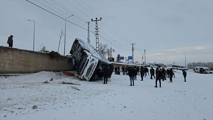 karli-yolda-yolcu-otobusu-kazasi-cok-sayida-yarali-var