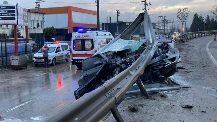 yagisli-havada-kontrolden-cikan-otomobil-bariyerlere-saplandi