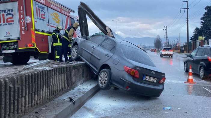 yagisli-havada-kontrolden-cikan-otomobil-bariyerlere-saplandi