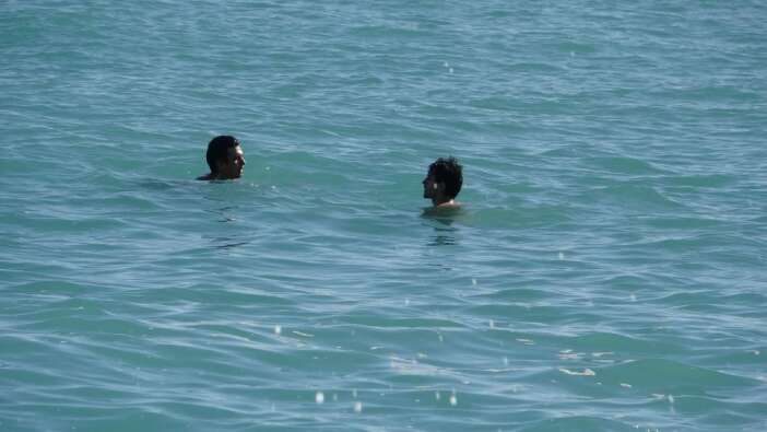 yagmur-gitti-gunes-geldi-konyaalti-sahili-kis-ortasinda-doldu