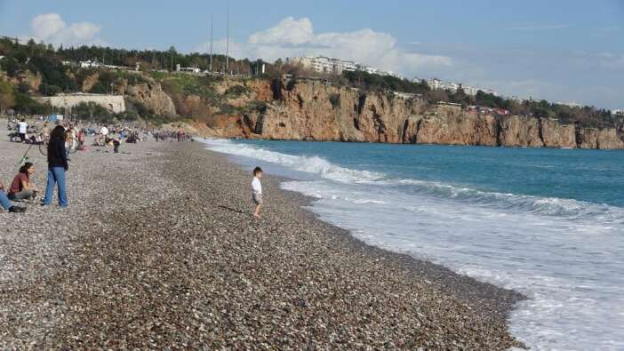 yagmur-gitti-gunes-geldi-konyaalti-sahili-kis-ortasinda-doldu