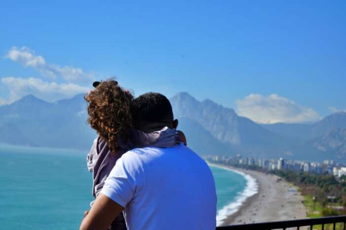 yagmur-gitti-gunes-geldi-konyaalti-sahili-kis-ortasinda-doldu