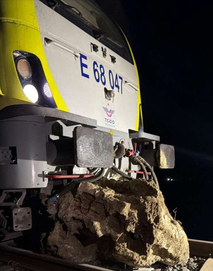 150-yolcu-tasiyan-treninin-lokomotifi-raydan-cikti