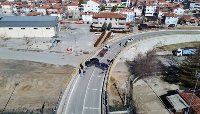 cocugunu-otogara-yetistirmek-isterken-kaza-yapti-6-kisi-hastaneye-kaldirildi