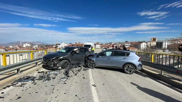 cocugunu-otogara-yetistirmek-isterken-kaza-yapti-6-kisi-hastaneye-kaldirildi