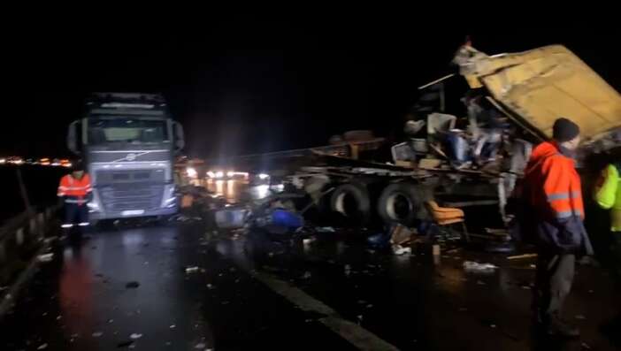 kamyon-ile-tir-carpisti-mobilyalar-yola-savruldu-surucu-yaralandi