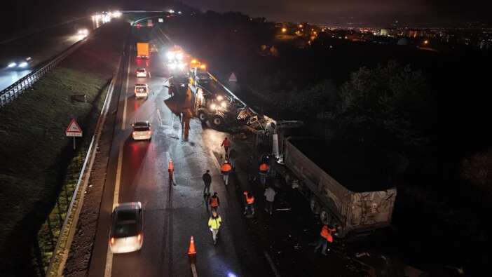 kamyon-ile-tir-carpisti-mobilyalar-yola-savruldu-surucu-yaralandi