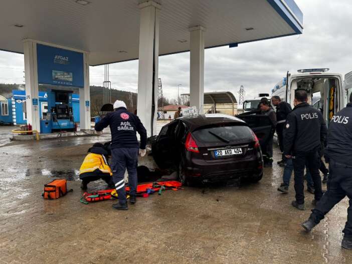 refuje-carpan-otomobil-akaryakit-istasyonuna-daldi-1i-cocuk-5-kisi-yaralandi