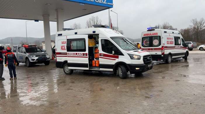 refuje-carpan-otomobil-akaryakit-istasyonuna-daldi-1i-cocuk-5-kisi-yaralandi