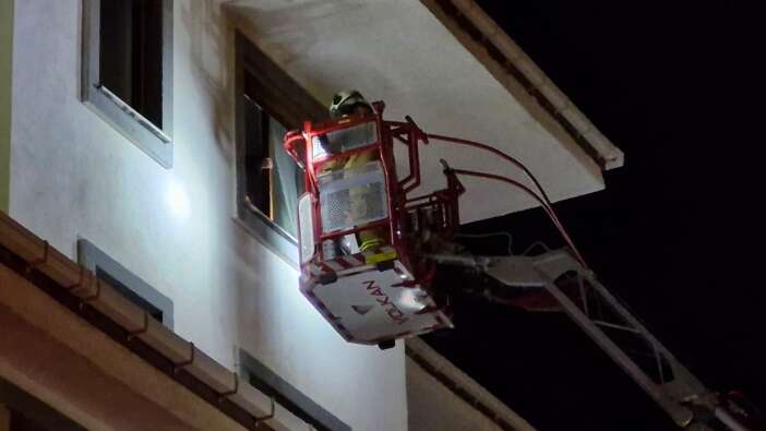 annesine-sinirlenip-daireyi-atese-verdi-10-kisi-hastanelik-oldu