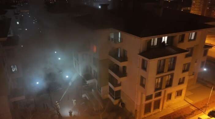 annesine-sinirlenip-daireyi-atese-verdi-10-kisi-hastanelik-oldu